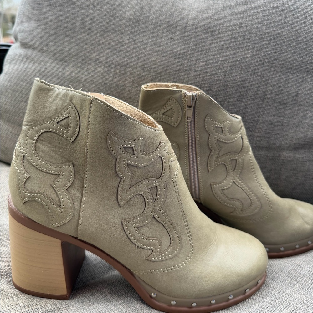 Stylish Tan Ankle Boots - Picture 2 of 2